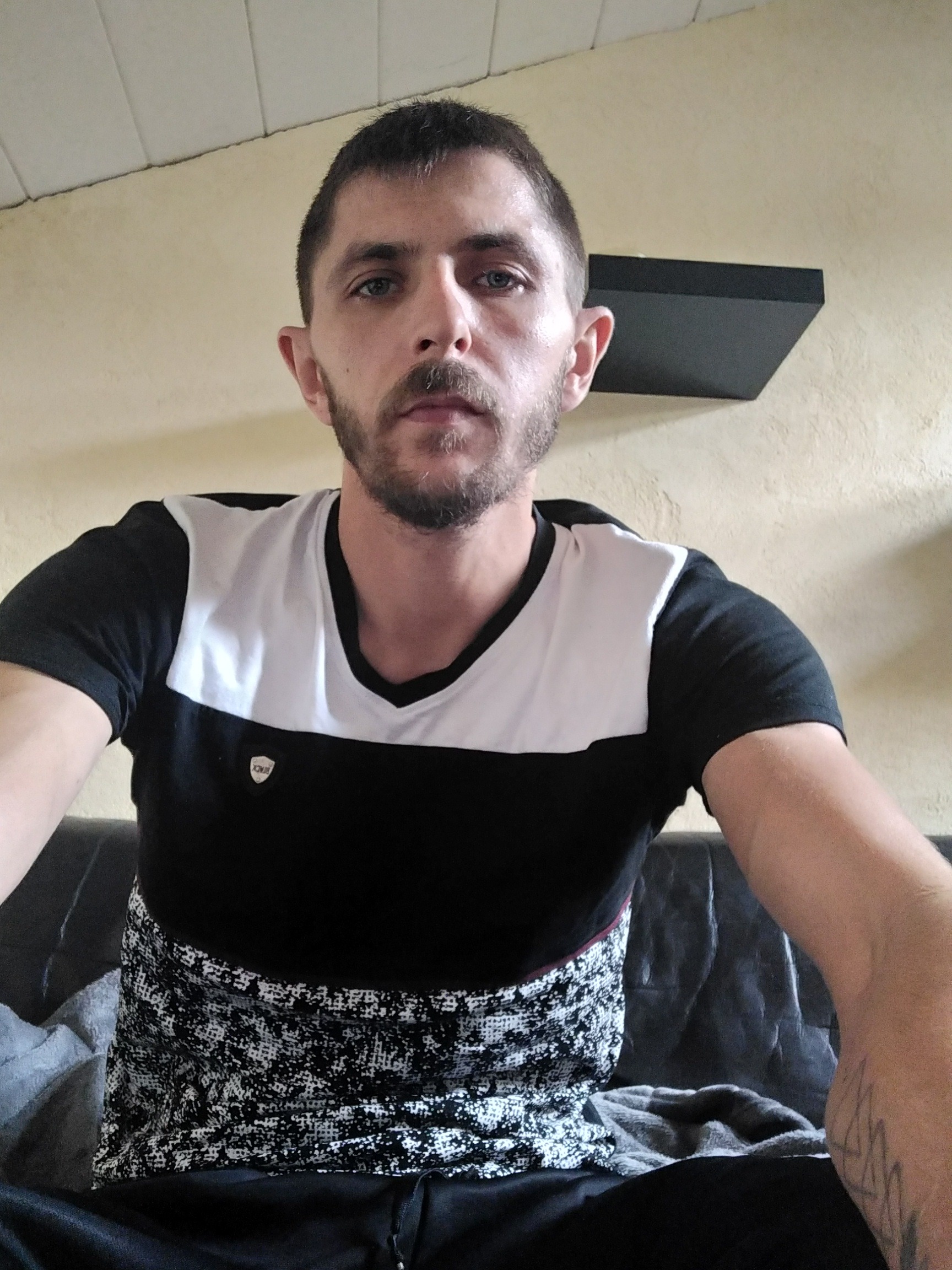 Profil de Hocine, 35 ans, Sexe Suisse à Riein