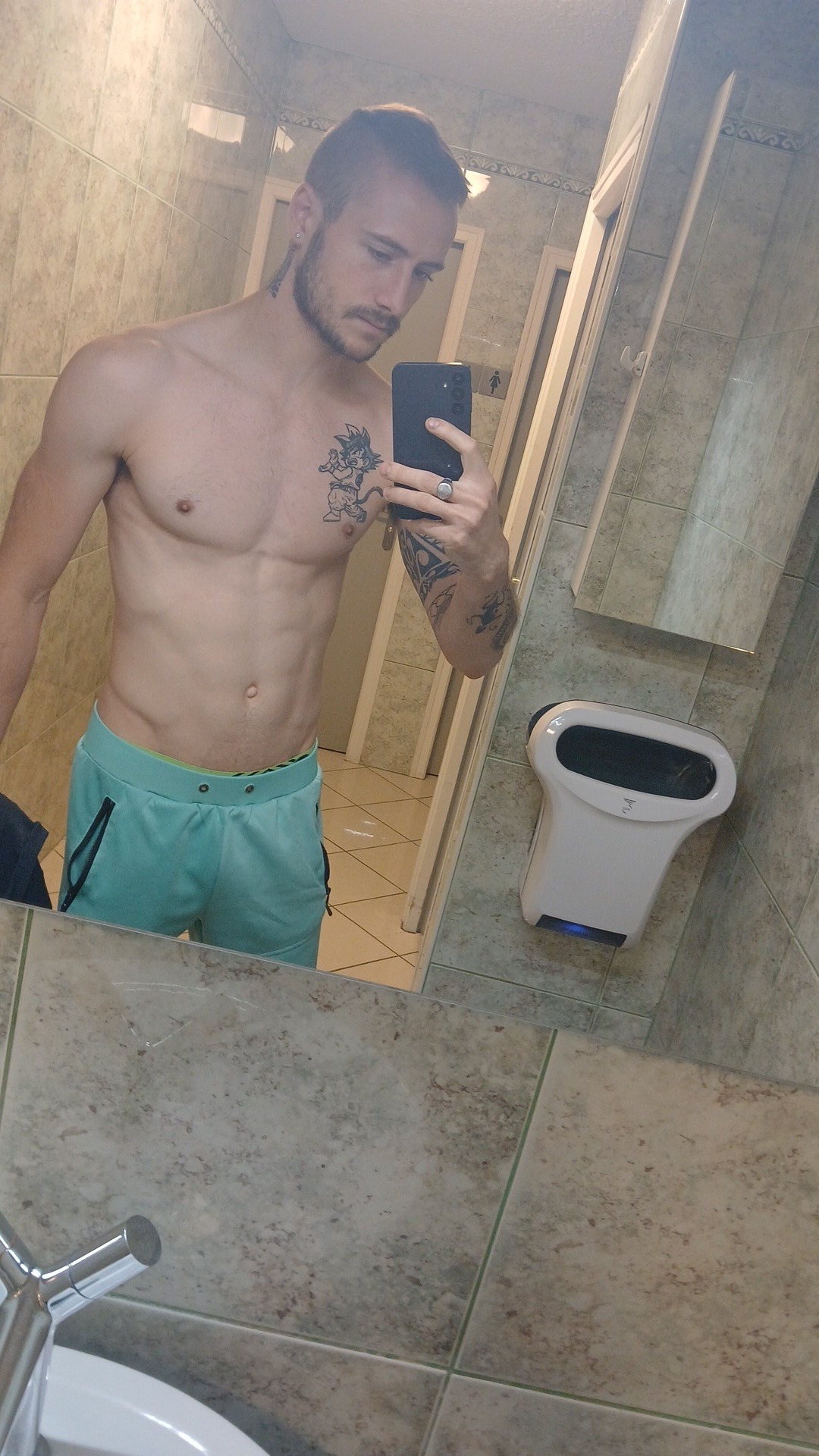 Profil de Teiki, 26 ans, Sexe Suisse à Presinge